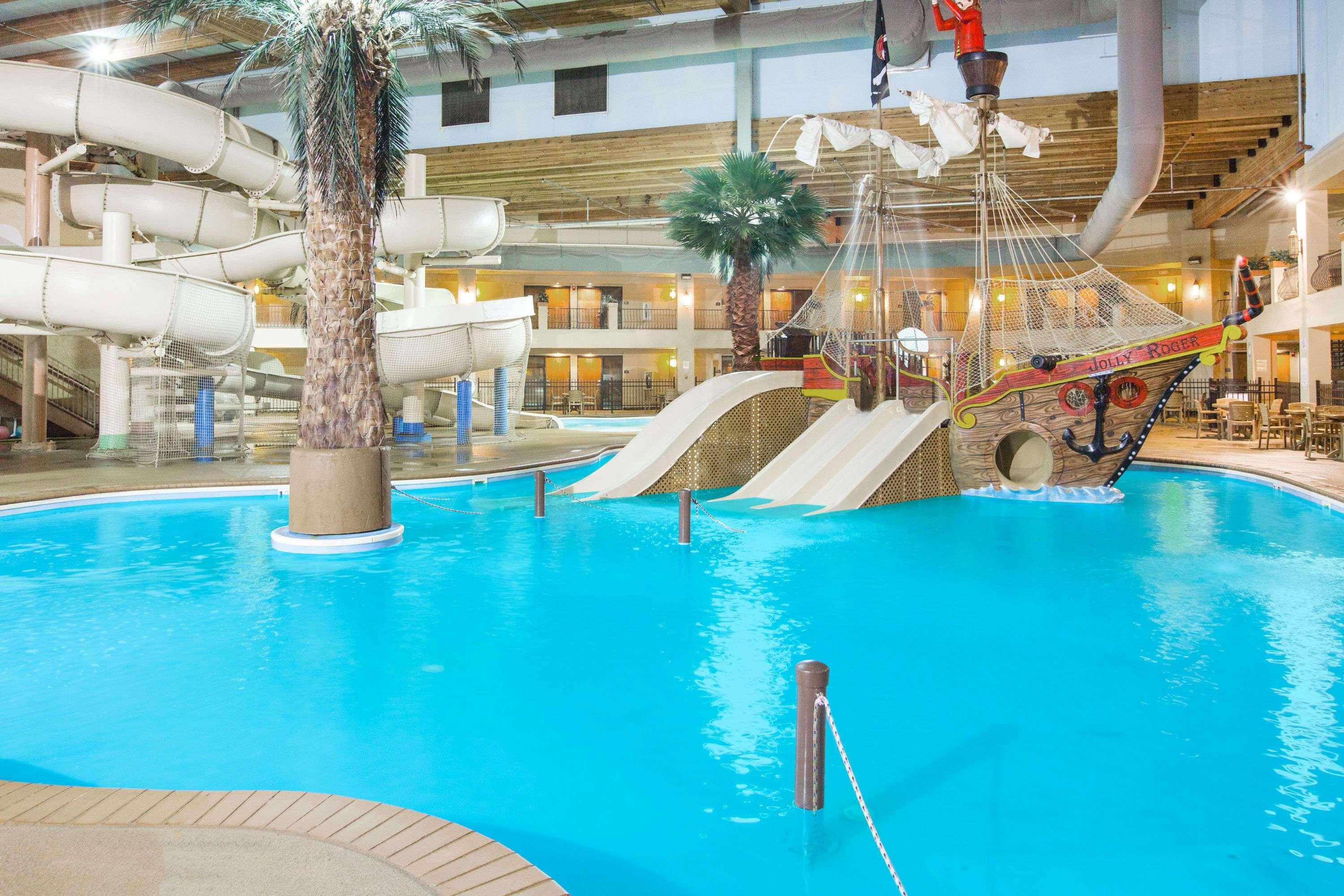 Ramada By Wyndham Des Moines Tropics Resort & Conference Ctr Urbandale Eksteriør billede